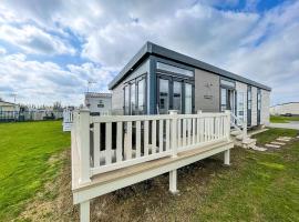 Modern 6 Berth Caravan At Martello Beach In Essex Ref 29002Sv，位于滨海克拉克顿的酒店