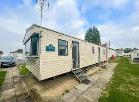 Lovely 8 Berth Caravan At Naze Marine Holiday Park Ref 17012P