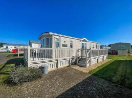 Lovely Caravan With Decking At Manor Park, Near Hunstanton Beach Ref 23034C，位于亨斯坦顿的酒店