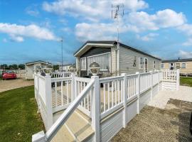 Modern 6 Berth Caravan With Wifi At Martello Beach In Essex Ref 28008Pm，位于滨海克拉克顿的酒店