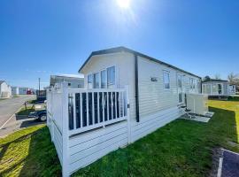 8 Berth Caravan With Decking And Wifi At Broadland Sands Park Ref 20064Cf，位于Hopton on Sea的酒店