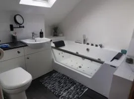 Relaxing Attic Room with En-suite Jacuzzi bath