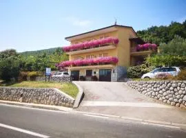 Scenic Retreat Rooms and Family Apartment