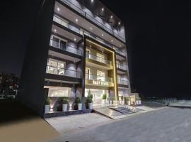 Saltstayz Premier - Golf Course Road & Sector 42，位于古尔冈的豪华酒店
