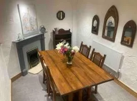 Quaint Cottage main street Llandeilo