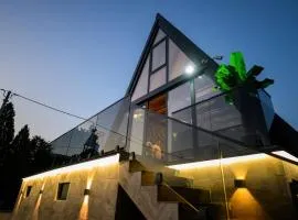 Luxurious cabin for couples with hot tub lake view