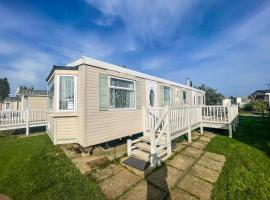 Spacious Caravan For Hire In Hunstanton At Manor Park Holiday Park Ref 23047B，位于亨斯坦顿的酒店