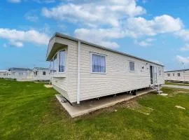 Great 6 Berth Caravan At Martello Beach, Near Clacton-On-Sea Ref 29015Mv