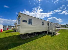 Brilliant 8 Berth Caravan At Reighton Sands Holiday Park, Haven Ref 61053Rc，位于法利的酒店