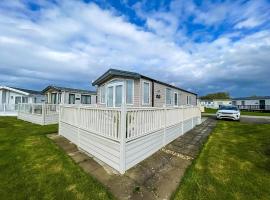 Stunning Caravan With Decking, Nearby Hunstanton Beach Ref 23232K，位于亨斯坦顿的酒店