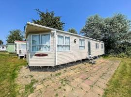 Lovely 8 Berth Caravan At Valley Farm Holidaypark Ref 46829V，位于Great Clacton的酒店