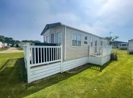 Stunning Caravan With Decking And Free Wi-Fi At Broadland Sands Ref 20074Bs