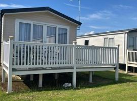 Caravan With Large Decking At Coopers Beach Holiday Park Ref 49012Sv，位于East Mersea的船屋