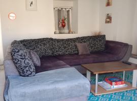 gite au calme centre finistère jardin clos，位于Trégourez的酒店