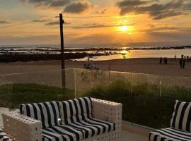 Beachfront Escape - Panoramic View and Spacious Terrace，位于斯希拉特的酒店