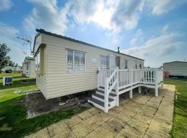 Caravan For Hire At St Osyth Beach Holiday Park In Essex Ref 28107Y，位于滨海克拉克顿的酒店