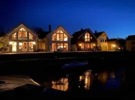 Moderne Rorbu helt i sjøkanten