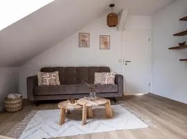 Moderne 2 Raum - Arbeitsplatz - SmartTV - Zentral - ruhiges Dachgeschoss