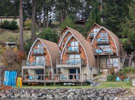 Jade Resort-Oceanfront Suites in Gowlland Harbour，位于Heriot Bay的带停车场的酒店