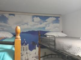 The Rabbit Hole Hostel Fira，位于费拉的酒店
