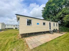 Cosy 8 Berth Caravan At Valley Farm Holiday Park In Essex Ref 46671V，位于Great Clacton的酒店