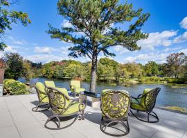 Lakefront Retreat with Sunroom, Patio and Fire Pit!，位于哥伦比亚的酒店