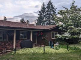 Spacious West Kelowna Home that is great for family, friends, or business trip!，位于西基隆拿的酒店