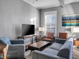 Beautiful Rehabbed Unit in Shaw Community 4228a，位于塔格罗夫的乡村别墅