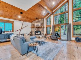Summit Chalet Hot Tub and Game Room Near Skiing，位于Soda Springs的酒店