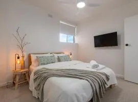 Miss Pats Brand New Gem River Views Short Walk to Beach and Cafes