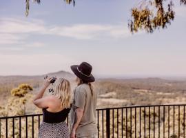 Donnington Ridge Maleny Luxury Eco Cabin, 16 Acres Of Natural Bliss，位于Booroobin的酒店