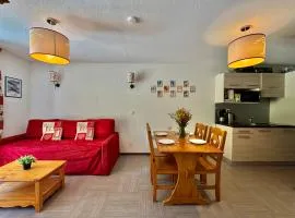 Appartement Vars sur les pistes de ski avec piscine
