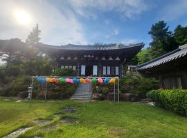 Pet Friendly Hanok Temple Stay，位于Goheung的酒店