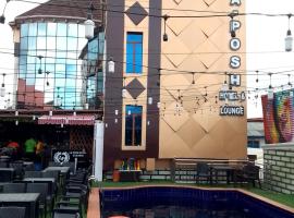 La posh hotel and lounge，位于Coker的酒店
