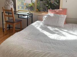 Homestay Lemon room close to station, gym, airport，位于墨尔本的酒店