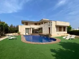 Villa de lujo con piscina, jacuzzi, jardín y terraza