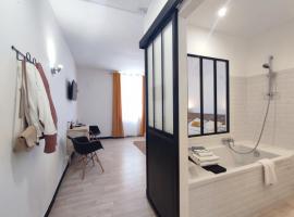La Chambre Jaune - Chambre avec salle de bain，位于克勒兹河畔阿尔让通的酒店