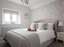 Little Gem Cottage Luxury cottage Bourton, dog friendly, parking, Gdn