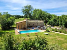 Gîte campagne famille 15 pers Piscine chauffée Jeux enfants Pétanque，位于Saint-Sauvy的酒店