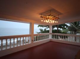 Le Serene Independent Beach Villa，位于Kottakupam的带按摩浴缸的酒店