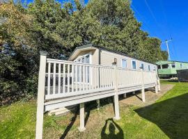 Beautiful 8 Berth Caravan At Valley Farm Holiday Park, Essex Ref 46362V，位于Great Clacton的酒店