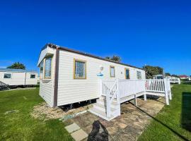 Superb 6 Berth Caravan With Decking At Valley Farm Holiday Park Ref 46565M，位于Great Clacton的酒店