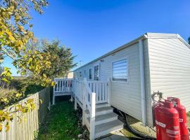 Wonderful 8 Berth Caravan At Seawick Holiday Park In Clacton-On-Sea Ref 27077R，位于滨海克拉克顿的酒店