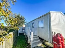 Wonderful 8 Berth Caravan At Seawick Holiday Park In Clacton-On-Sea Ref 27077R