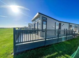 Stunning Caravan With Full Sea Views At Broadland Sands In Suffolk Ref 20236Bs，位于Hopton on Sea的酒店