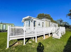 Stunning 6 Berth Caravan With Decking At Valley Farm Holiday Park Ref 46682B，位于Great Clacton的酒店