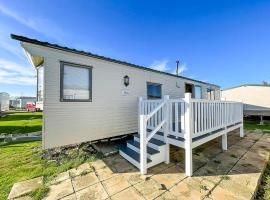 6 Berth Caravan At St Osyth Beach Holiday Park In Essex Ref 28007Gc，位于滨海克拉克顿的酒店