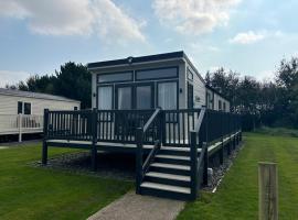 Lake District Willerby Vogue Lodge, Lake View on Haven Lakeland Gold Grade，位于Flookburgh的酒店