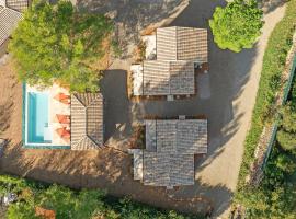 Les maisons de loup a loup，位于科蒂尼亚克的带泳池的酒店