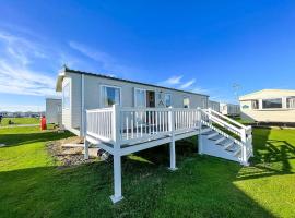 8 Berth Caravan With Decking At St Osyth Beach Holiday Park Ref 28047Gc，位于滨海克拉克顿的船屋